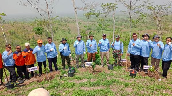 Kurangi Lahan Kritis, PLN NP Unit Paiton Tanam Ribuan Pohon di Desa Tambak Ukir