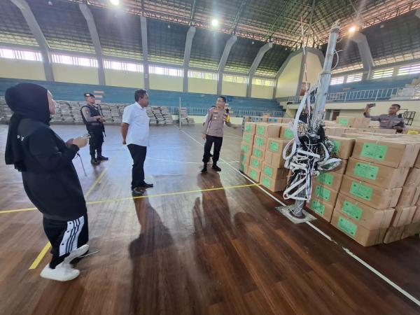 Kapolres Maluku Tengah Cek Gudang Logistik Pemilu di Gedung GOR Masohi