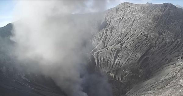 Keluarkan Asap Putih Pagi Ini, Masyarakat Diminta Tidak Dekati Kawah Gunung Bromo