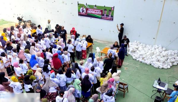 Relawan GanjarKeun Jabar Gelar Bazar Murah di Leuwinanggung Depok