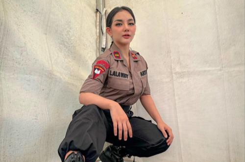 5 Potret Cantik Lala Widy Pakai Baju Polisi, Ngaku Pernah Pakai Susuk demi Karier