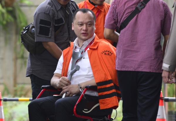 Menggunakan Kursi Roda Helmut Hermawan Diperiksa KPK