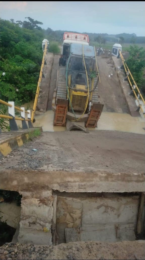 Nahas! Jembatan di Sari Jaya Ambruk saat Dilewati Truk Pengangkut Alat Berat