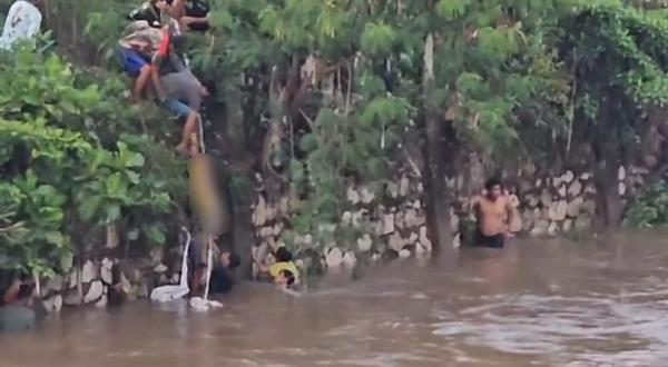 Hendak Mengambil Sayur Ternak, Mobil Berisi Satu Keluarga di Tana Toraja Terjun ke Sungai Sadan