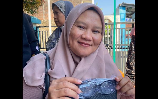 Bagikan Kacamata Gratis, Siti Muntamah Pertahankan Minat Baca Kaum Ibu