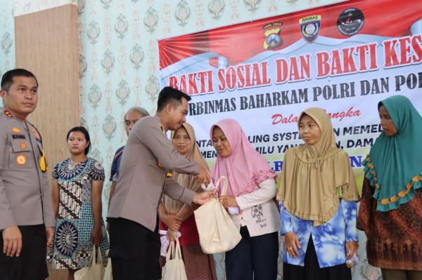 Ringankan Beban Warga Kwagean, Polres Nganjuk Gelar Bakti Sosial