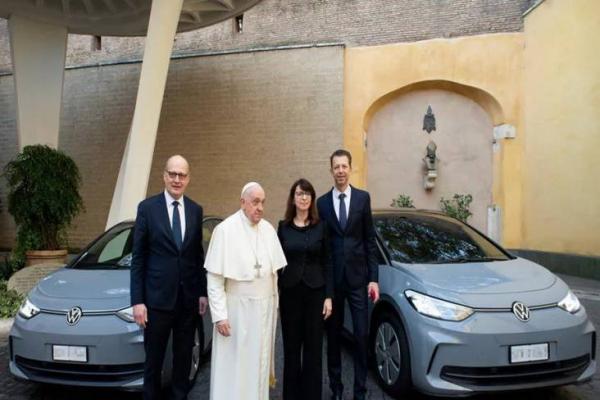 Paus Fransiskus Pakai Mobil Listrik Intip Spesifikasinya