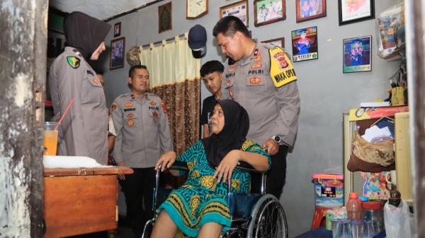 Polres Tasikmalaya Kota Peduli Disabilitas, Nenek Maryati Semringah Dapat Bantuan Kursi Roda