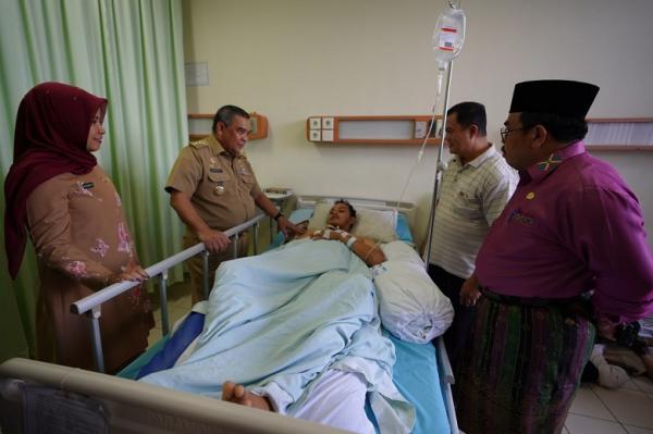 Gubernur Riau Jenguk Arbi Korban Gunung Marapi, Minta RSUD Berikan Layanan Prima
