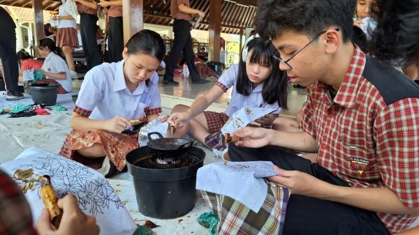 Siswa-siswa Puhua Belajar Kekayaan Budaya Tradisional di Kota Lama Banyumas