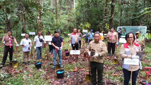 Peringati Hari Menanam Pohon Indonesia, SKK Migas-Pertamina EP Papua Raih Penghargaan