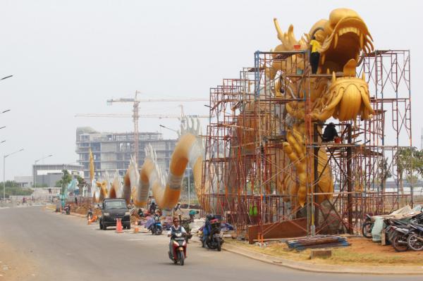 Patung Naga Emas Terbesar di Indonesia Hiasi Pantai Indah Kapuk