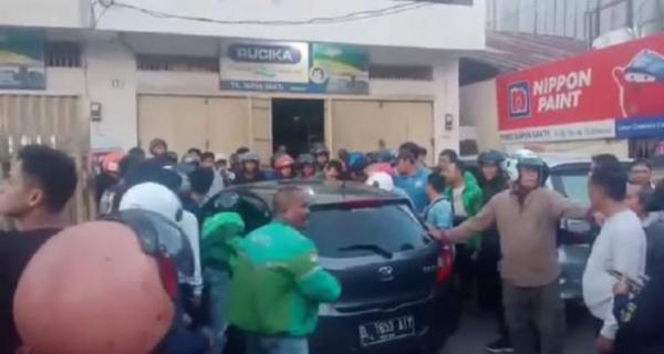 Mobil Honda Brio di Makassar Tabrak Pemotor Perempuan hingga Tewas