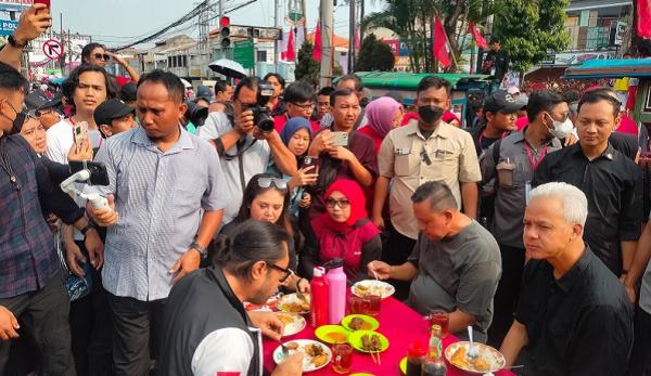 Diteriaki Presiden oleh Warga, Ganjar Pranowo Sarapan Nasi Uduk di Pasar Bekasi