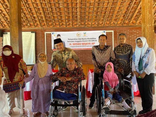 Perkuat Kemandirian dan Aksesibilitas, Wisnu Wijaya Bantu 40 Penyandang Disabilitas di Semarang