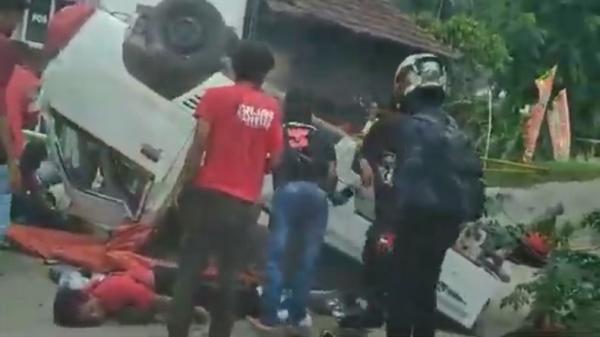 Angkut Rombongan Kader PDIP, Mobil Pikap Terguling Belasan Orang Dilarikan ke RS