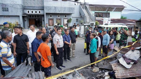 Pangdam Pattimura Beri Bantuan Paket Sembako Korban Kebakaran di Kelurahan Benteng