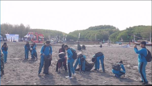 Sampah Dibersihkan, Pantai GreenThing Desa Randutatah Resmi Jadi Tempat Wisata