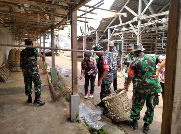 Anggota Koramil 12/Campaka Bersihkan Pasar Tradisional