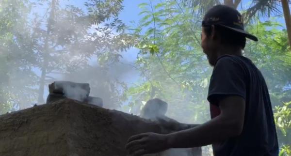 Pemuda di Ponorogo Ubah Asap Pembuatan Arang Jadi Pestisida Alami, Murah dan Aman