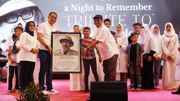 Malam Penuh Emosi Saat Wali Kota Surabaya Beri Penghargaan Almarhum Cak Eko Londo