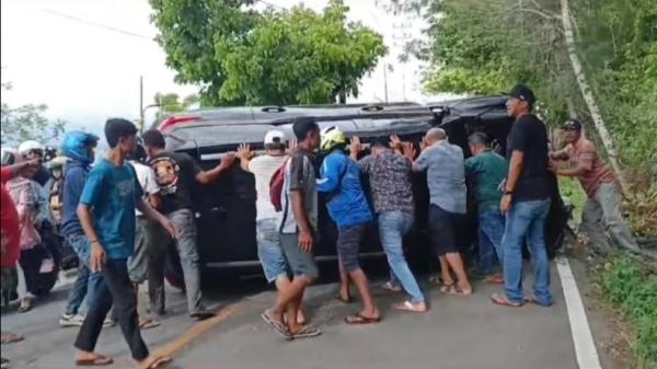 Mobil Fortuner Terbalik Setelah Tabrak Pohon di kawasan Jajanan Wantiro Baubau