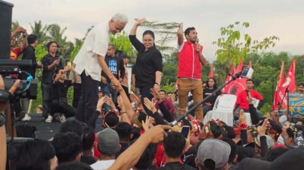 Ganjar Pranowo Didampingi Ketua TPD Ganjar-Mahfud Jateng Agustina Wilujeng Membakar Semangat Massa