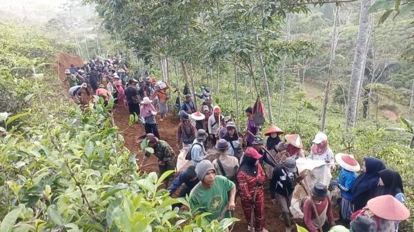 Kompak, Ribuan Warga Desa Cukangjayaguna Tasikmalaya Gotong Royong Bikin Jalan Baru