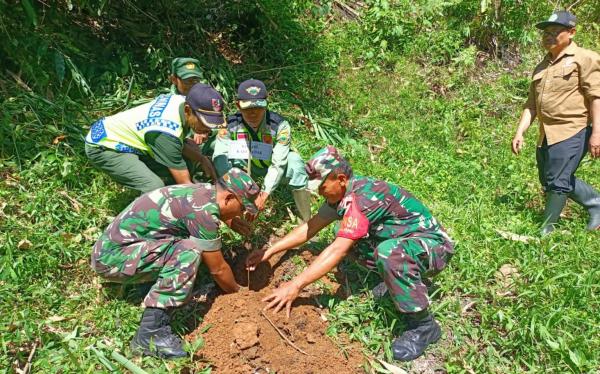 Kurangi Dampak Pemanasan Global Koramil 14/Kadupandak Tanam Pohon Keras