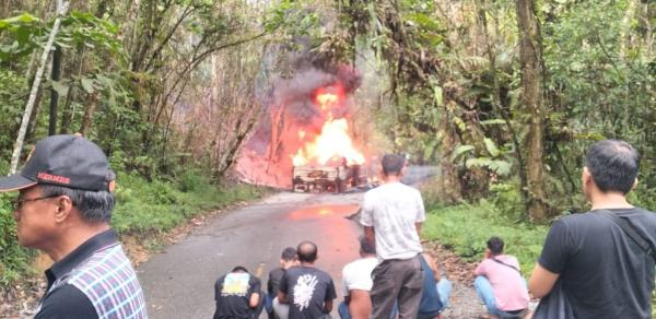 Mobil Fuso Asal Makassar Terbakar di Jalan Trans Sulawesi