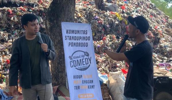 Komika di Ponorogo Gelar Stand Up di TPA Mrican, Ingatkan Janji Pemkab Soal Sampah