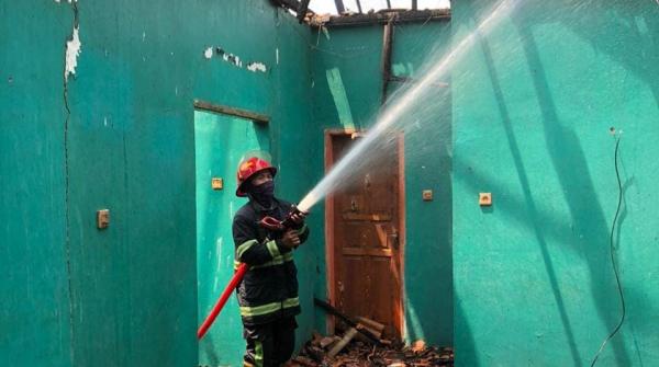 Dua Rumah di Cibatu Garut Kebakaran, 1 Orang Terluka Panik Melihat Api