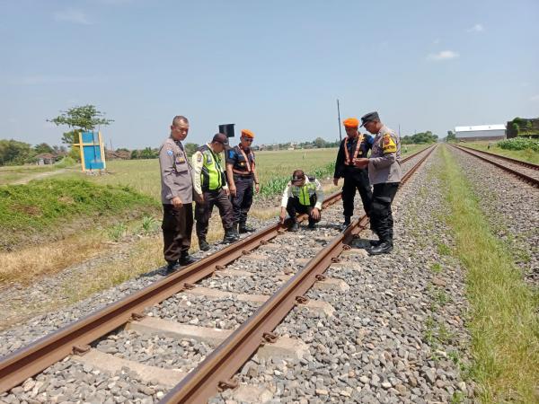 Batu Besar Ditemukan di Jalur KA Masaran-Kemiri, Rawan Sebabkan Kereta Anjlok