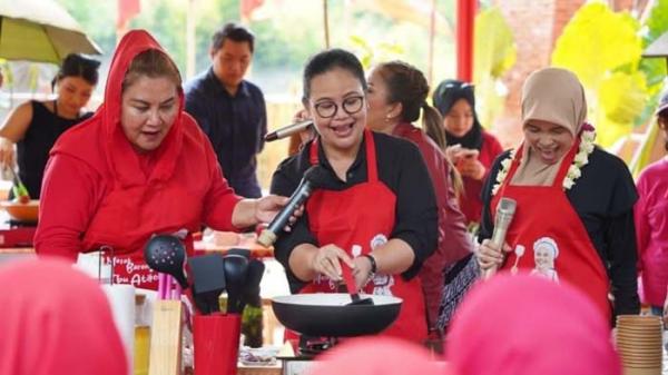 Siti Atikoh Memasak Didampingi KetuaTPD Ganjar-Mahfud Jateng Agustina Wilujeng dan Walikota Semarang