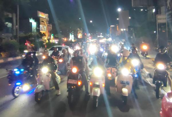 Ratusan Pengendara Vespa Kota Depok Gelar Kampanye Safety Riding dan Rolling Thunder