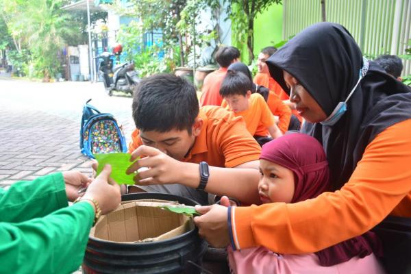 Anak Berkebutuhan Khusus Belajar Memilah Sampah di Kampung Edukasi Sampah