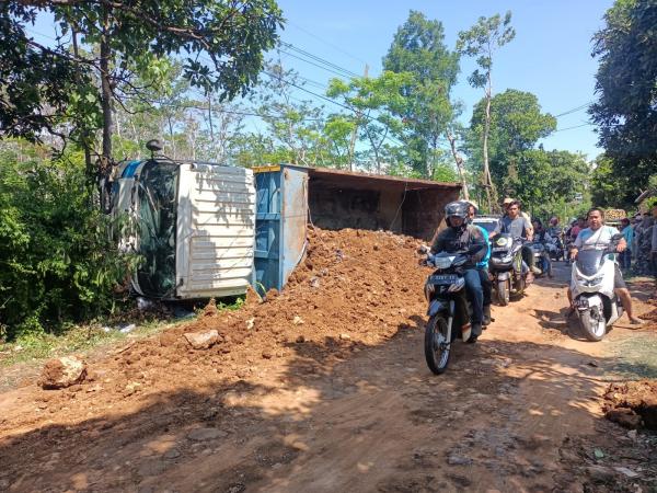 Truk Muatan Tanah Uruk Tol Probowangi Tabrak Pemotor hingga Tewas