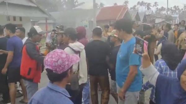 Unjuk Rasa Warga di Kantor Desa Wambulu Buton Tuntut Kades Mundur Ricuh