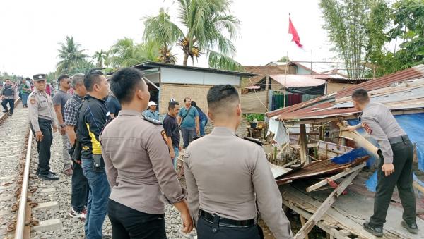 Polsek Percut Sei Tuan Robohkan Pondok Narkoba di Jalan Pancasila Desa Tembung