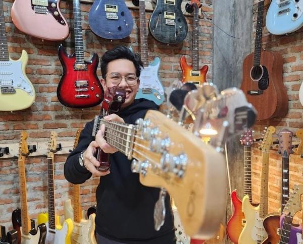 Trik Membeli Gitar Bass Bekas dengan Bijak, Mainkan Sebelum Dibayar