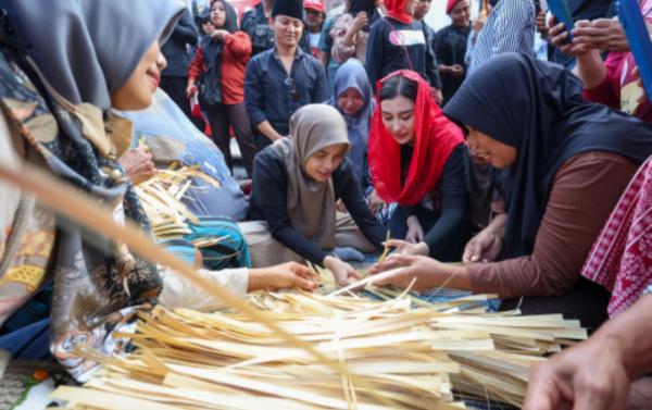 Merakyat, Atikoh Ganjar Lesehan Bareng Warga Trenggalek, Belajar Bikin Besek