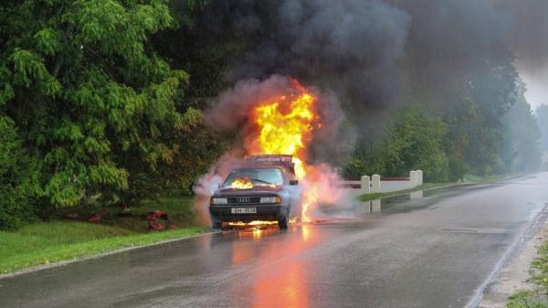Mobil Ekspedisi Terbakar di Depan Mapolres Muarojambi