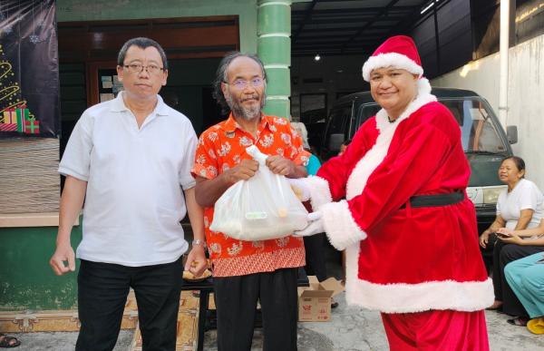 Sambut Natal, Sinterklas Bagi bagi Sembako di Boyolali