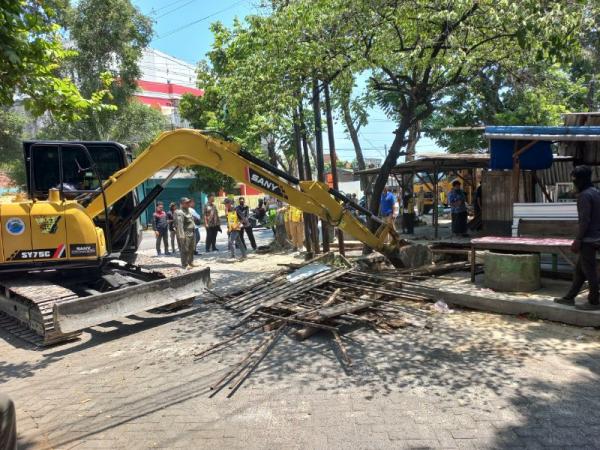 Tak Patuhi Peringatan, Bangunan Liar Sepanjang Jalan Gajah Mada Purwodadi Grobogan Dibongkar