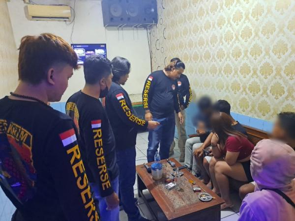 Polisi Gencar Razia Karaoke, Sita Miras dan Tes Urine Pengunjung Serta Pemandu