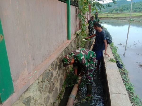 Antisiapsi Banjir Babinsa Koramil 7/Cikalongkulon Bersihkan Sampah di Aliran Sungai