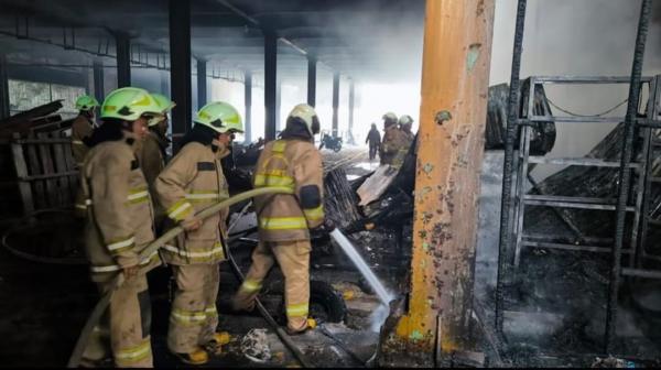 Terjadi Kebakaran Bangunan Pabrik di Pulogadung, 13 Unit serta 65 Personel Dikerahkan Padamkan Api