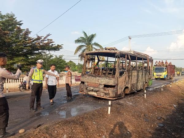 Diduga Korsleting Listrik, Sebuah Bus AKDP Terbakar di Jalan Lintas Tumijajar Tubaba