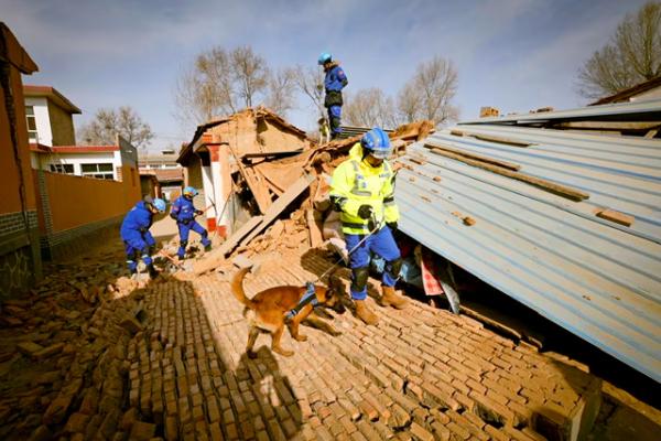 Tim Penyelamat Tiongkok Hadapi Cuaca Dingin untuk Temukan Korban Gempa