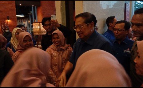Saat Istirahat di Cirebon SBY Disambut Semangat Ratusan Kader Partai Demokrat